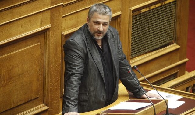 Φυλλάδια μίσους μοίραζε σε μαθητές μέσα στη Βουλή ο χρυσαυγίτης Γ. Σαχινίδης