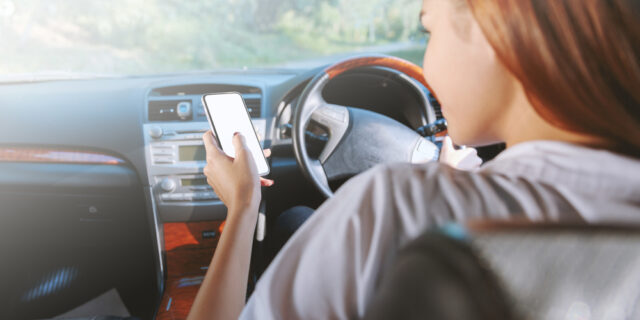 SmartΦόνοι: Πώς σκοτωνόμαστε ‘έξυπνα’ στην άσφαλτο