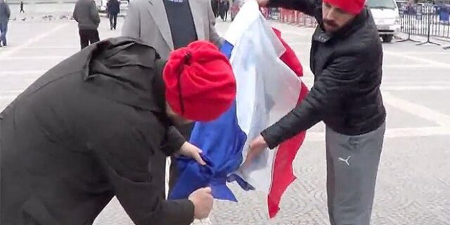 Βίντεο: Εξαγριωμένοι Τούρκοι έκαψαν λάθος σημαία