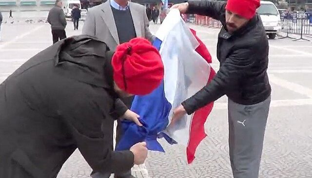 Βίντεο: Εξαγριωμένοι Τούρκοι έκαψαν λάθος σημαία