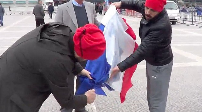Βίντεο: Εξαγριωμένοι Τούρκοι έκαψαν λάθος σημαία
