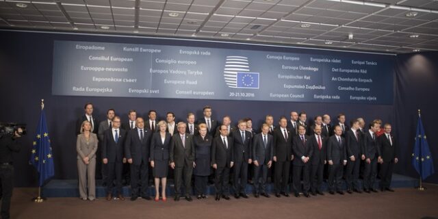 Τέλος η οικογενειακή φωτογραφία των ηγετών στις Συνόδους Κορυφής
