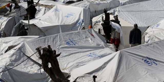 Μετέτρεψε μια σκηνή προσφύγων σε φόρεμα