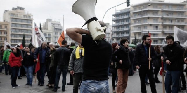 Euobserver: Οι δανειστές υπονομεύουν τα δικαιώματα των Ελλήνων εργαζομένων
