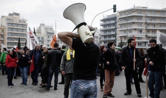 Euobserver: Οι δανειστές υπονομεύουν τα δικαιώματα των Ελλήνων εργαζομένων