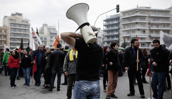 Euobserver: Οι δανειστές υπονομεύουν τα δικαιώματα των Ελλήνων εργαζομένων