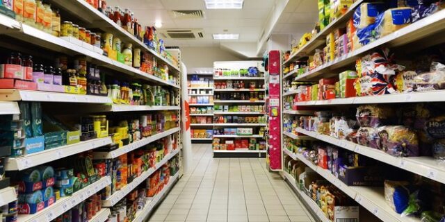 Οι Έλληνες κυνηγούν τις προσφορές στα super market