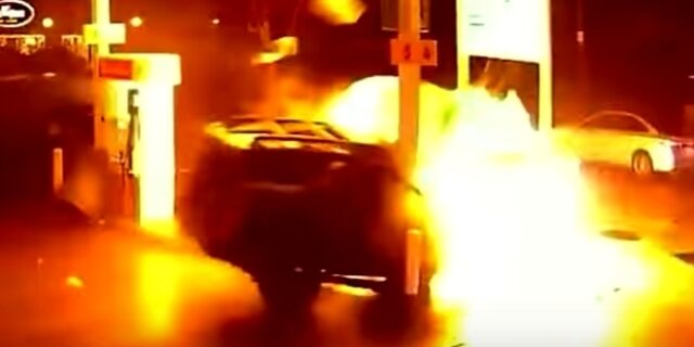 Βίντεο: Αυτοκίνητο πέφτει σε πρατήριο καυσίμων και εκρήγνυται – Σώοι οι επιβάτες