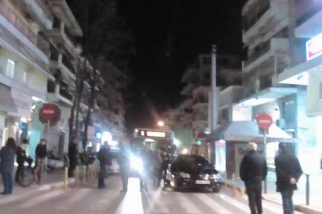 Θεσσαλονίκη: Πολίτες σήκωσαν Mercedes για να περάσει λεωφορείο