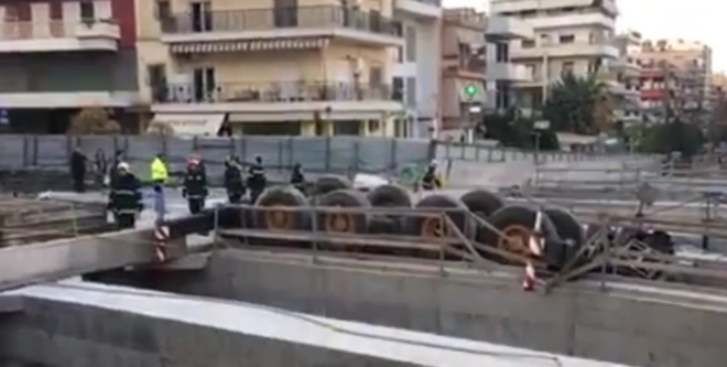 Τριαξονικός γερανός έπεσε μέσα στο εργοτάξιο του ΜΕΤΡΟ Θεσσαλονίκης