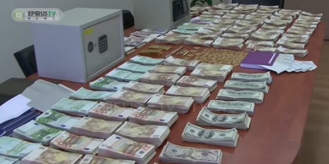 Κύκλωμα τοκογλυφίας: Βρέθηκαν 600.000 ευρώ, 66.000 δολάρια, ράβδοι χρυσού και λίρες