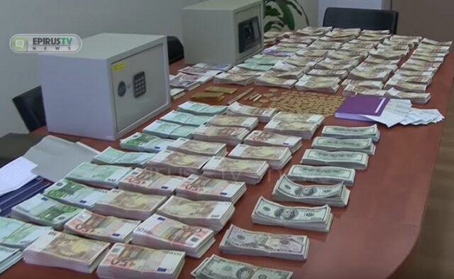 Κύκλωμα τοκογλυφίας: Βρέθηκαν 600.000 ευρώ, 66.000 δολάρια, ράβδοι χρυσού και λίρες