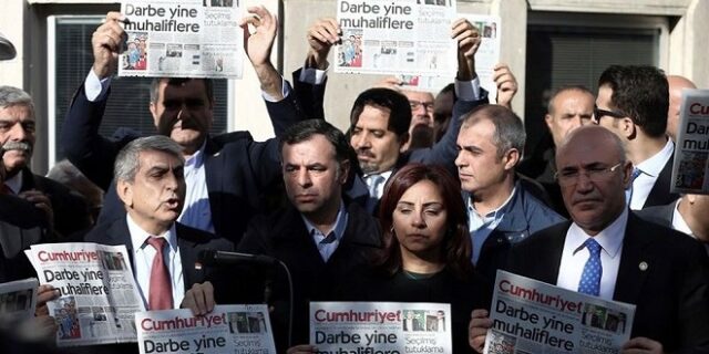 Τουρκία: Δημοσιογράφοι διαδήλωσαν υπέρ των φυλακισμένων συναδέλφων τους