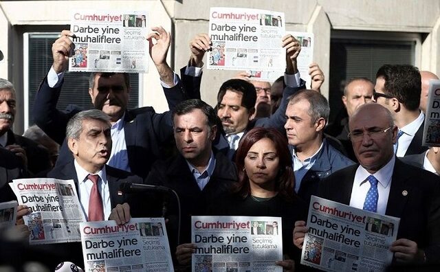 Τουρκία: Δημοσιογράφοι διαδήλωσαν υπέρ των φυλακισμένων συναδέλφων τους