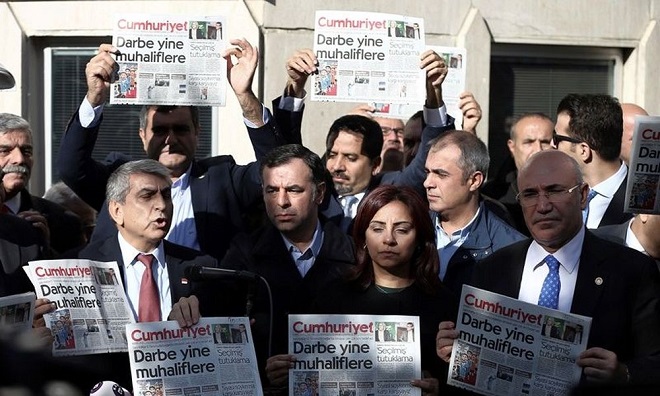 Τουρκία: Δημοσιογράφοι διαδήλωσαν υπέρ των φυλακισμένων συναδέλφων τους