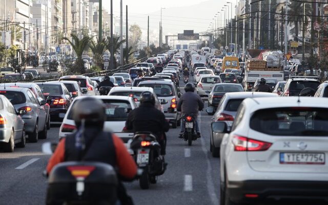 Η απεργία σε μετρό, ΗΣΑΠ και τραμ φράκαρε τους δρόμους της Αθήνας