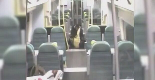 Βίντεο: Τον ξύπνησε σε λάθος στάση και τον χτύπησε ανελέητα