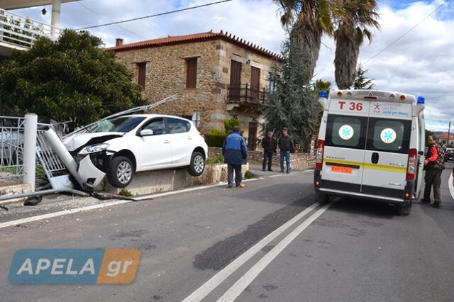 Απίστευτο τροχαίο στη Σπάρτη: Αυτοκίνητο πετάχτηκε στον αέρα και μπήκε στην αυλή σπιτιού