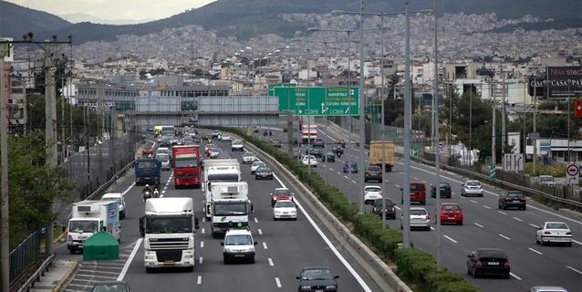 Σύγκρουση φορτηγού με Ι.Χ στην Αττική Οδό