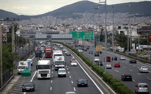 Σύγκρουση φορτηγού με Ι.Χ στην Αττική Οδό