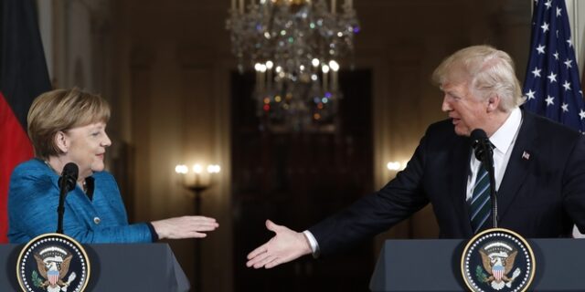 Λευκός Οίκος: Ο Τραμπ δεν αρνήθηκε εσκεμμένα να σφίξει το χέρι της Μέρκελ