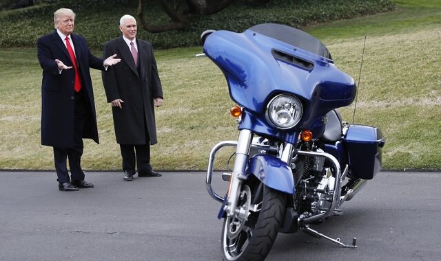 Ιταλικός Τύπος: Ο Τραμπ κηρύσσει πόλεμο στη Vespa