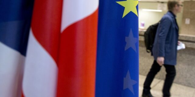 Brexit: Από τη νομοθεσία ξεκινά το Λονδίνο την έξοδο από την ΕΕ