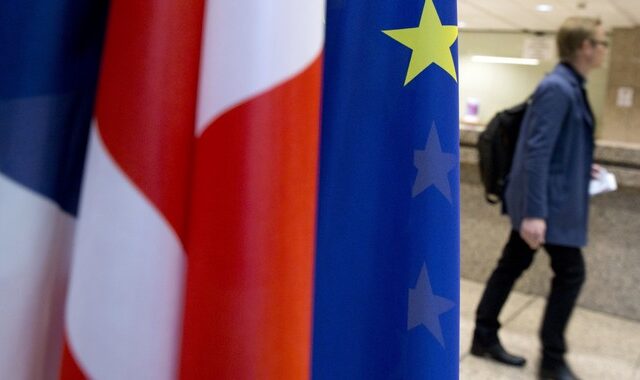 Brexit: Από τη νομοθεσία ξεκινά το Λονδίνο την έξοδο από την ΕΕ