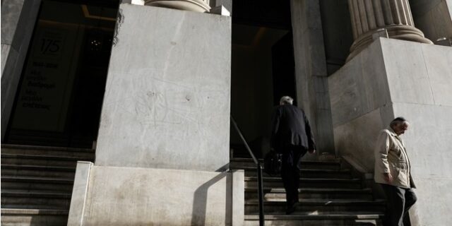 Αυστηροποίηση capital controls φοβούνται οι καταθέτες
