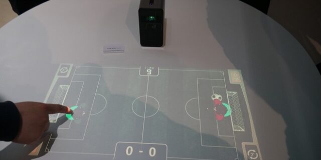 Μίνι προβολέας της Sony μετατρέπει κάθε επιφάνεια σε οθόνη αφής