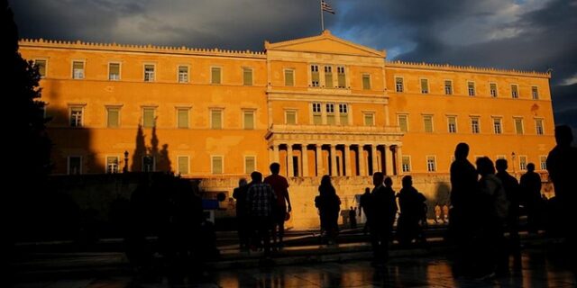 Spiegel: H γερμανική κυβέρνηση ανοικτή σε νέες ελαφρύνσεις του ελληνικού χρέους πριν το 2018
