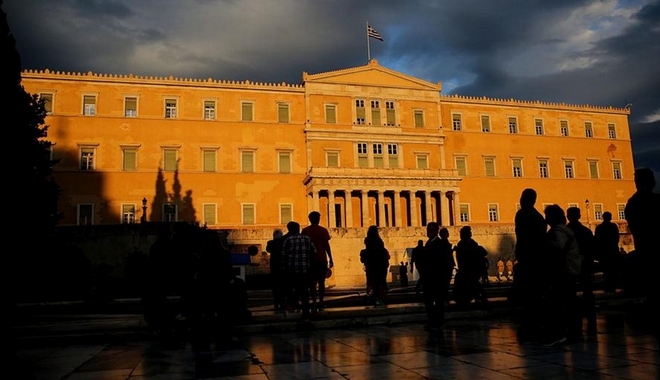 Spiegel: H γερμανική κυβέρνηση ανοικτή σε νέες ελαφρύνσεις του ελληνικού χρέους πριν το 2018