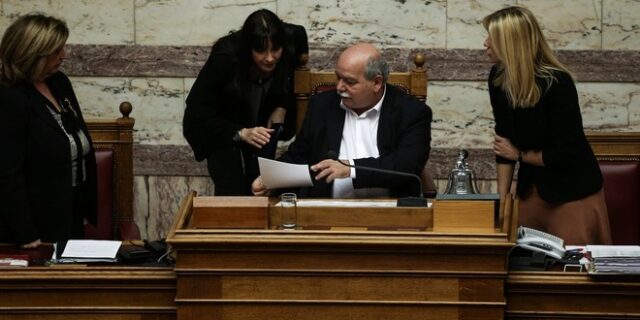 Βούτσης: Μη σκανδαλώδης η μείωση στην εισφορά αλληλεγγύης των πολιτικών