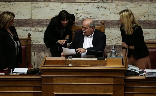 Βούτσης: Μη σκανδαλώδης η μείωση στην εισφορά αλληλεγγύης των πολιτικών