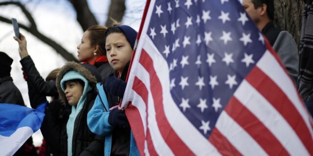 Η πολιτεία της Ουάσινγκτον ζητεί να ‘παγώσει’ η Δικαιοσύνη το διάταγμα Τραμπ