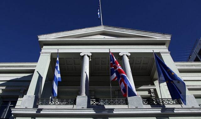 Το ΥΠΕΞ καταδικάζει το βανδαλισμό μνημείου Καβαλιωτών Εβραίων