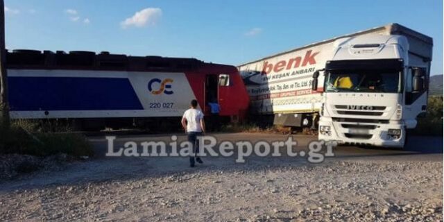 Νταλίκα συγκρούστηκε με αμαξοστοιχία στη Φθιώτιδα. Σώοι οι επιβάτες