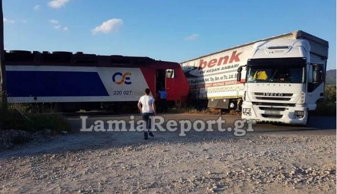 Νταλίκα συγκρούστηκε με αμαξοστοιχία στη Φθιώτιδα. Σώοι οι επιβάτες
