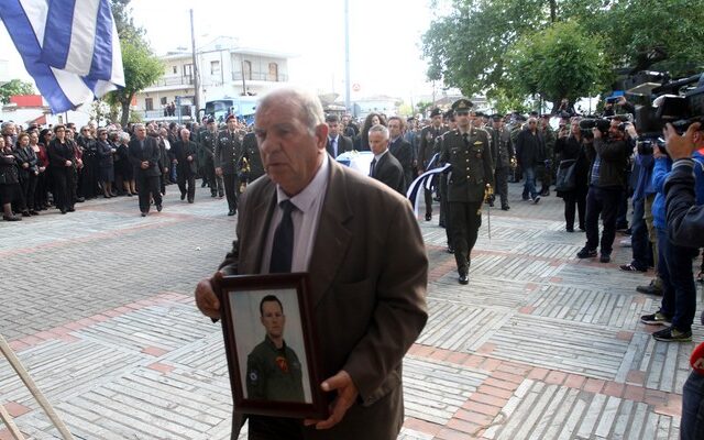 Λάρισα: Αποχαιρέτησαν τον αδικοχαμένο υπολοχαγό Κώστα Χατζή