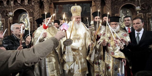 Συμφωνείτε με τη μεταφορά του ‘Αγίου Φωτός’ με τιμές αρχηγού κράτους;