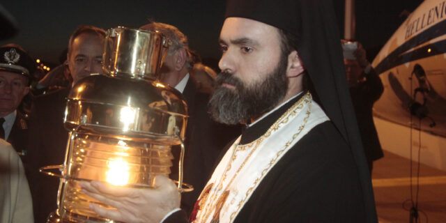 Στα Ιεροσόλυμα για το Άγιο Φως η ελληνική αντιπροσωπεία