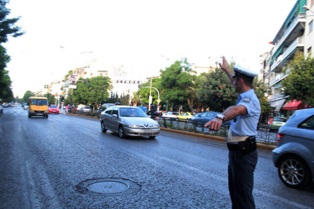 Δώδεκα συλλήψεις σε ελέγχους της Τροχαίας στη Βάρκιζα
