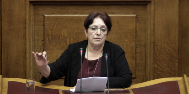 Παπαρήγα: Η κυβέρνηση διευκολύνει τις επιθέσεις στη Συρία