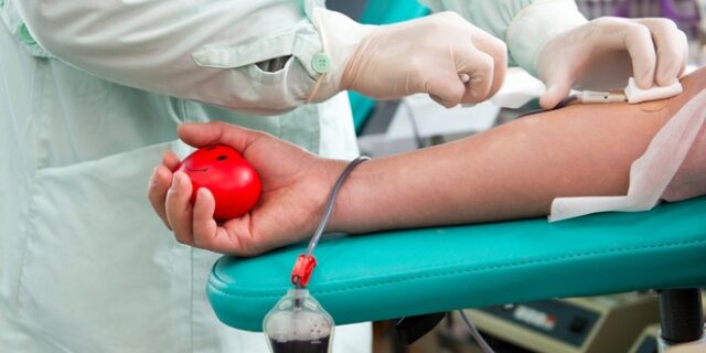 ΕΚΑ: Πρέπει να αποκλείονται οι ομοφυλόφιλοι από την αιμοδοσία;