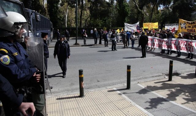 Ολοκληρώθηκε η αντιφασιστική πορεία προς τα γραφεία της Χρυσής Αυγής