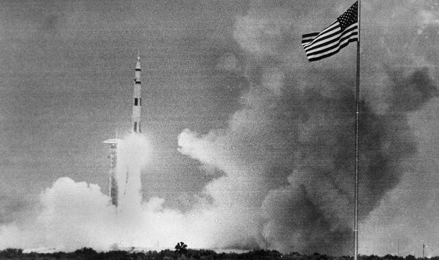 Μαθήματα Ιστορίας: Το Apollo 13 εκτοξεύεται στο διάστημα