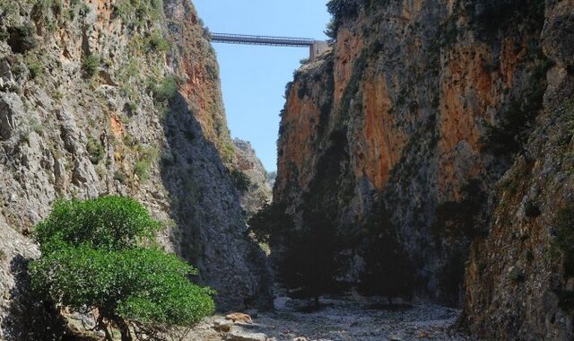 Χανιά: Επιχείρηση διάσωσης τουρίστριας στο φαράγγι της Αράδαινας