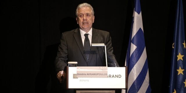Αβραμόπουλος: Η Κομισιόν στηρίζει την ελληνική οικονομία και κοινωνία