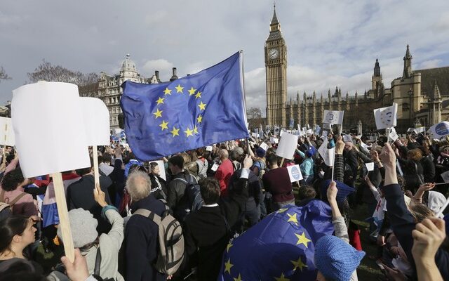 Brexit: Αρχίζουν να το μετανιώνουν οι Βρετανοί