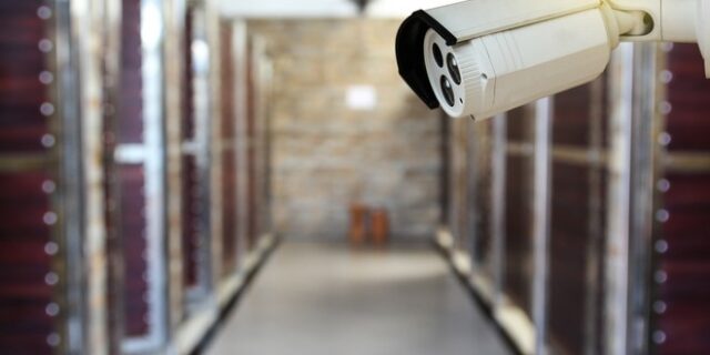 Έβαλε μικροκάμερες έξω από τις μπαλκονόπορτες σε γειτόνισσες του και της κατέγραφε
